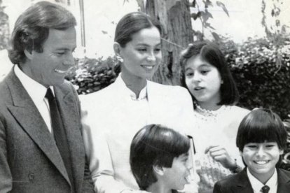 Julio Iglesias, con Isabel Preysler y sus hijos, Chabeli, Julio José y Enrique, en 1984.-EFE