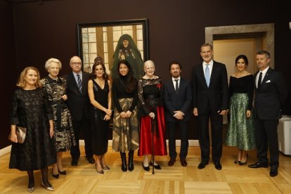 Belén Rodríguez, rodeada por la reina Letizia y Margarita II de Dinamarca, en la Ny Carlsberg Glyptotek, posa junto al rey Felipe VI frente al cuadro de Sorolla ‘Abuela y nieta en el valle de Ansó’, de 1911. | AECID