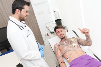 Luis Pérez durante el reconocimiento médico. / LOSTAU