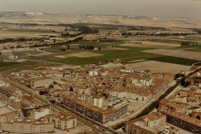 Panorámica con tierras de labor al fondo, lo que será el barrio Los Santos-Pilarica, en 1984.- ARCHIVO MUNICIPAL VALLADOLID