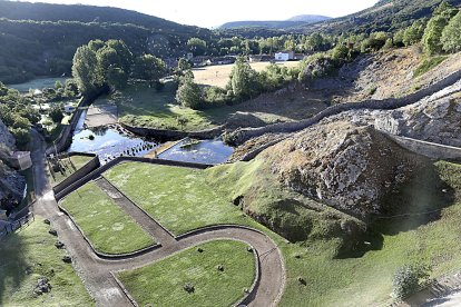 Canal de salida del embalse de Ruesga, en el sistema Pisuerga, ubicado en plena montaña palentina, una infraestructura hidráulica que cumple cien años. Brágimo / ICAL