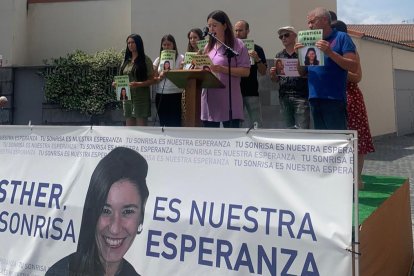 Acto homenaje en recuerdo de Esther López, con parte de su familia sobre el escenario.- E. M.