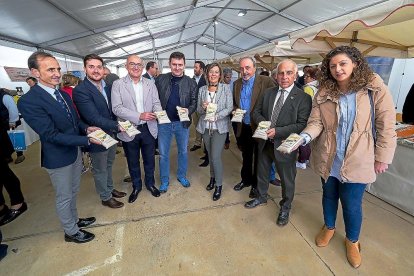 El presidente de la Diputación de Valladolid, Jesús Jullio Carnero, tercero por la izquierda, junto al chef Víctor Martín, y la consejera Milagros Marcos, en la feria de Mayorga .-ICAL