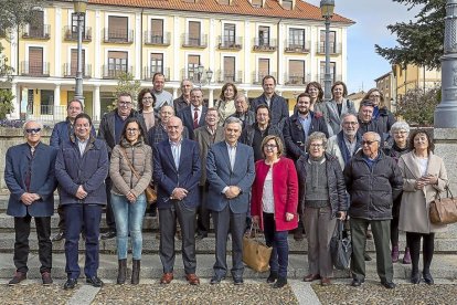 Foto de familia de ediles y secretarios de Tierra de Campos ayer, junto a Carnero, en Medina de Rioseco.-E.M.