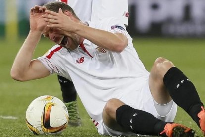 Michael Krohn-Dehli se duele la brutal rotura en la rótula derecha, el jueves durante el partido de la Europa League en Ucrania-EFE / SERGEY DOLZHENKO