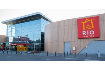 Entrada del centro comercial Río Shopping en Arroyo de la Encomienda en Valladolid.-E. M.