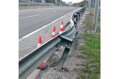 Barrera de contención deformada por un impacto en una de las carreteras. E.M.