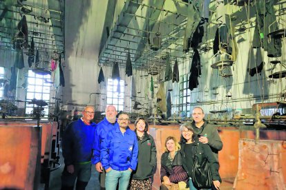 En la fotografía, la alcaldesa de Fabero junto a la Asociación de Mineros que se ha implicado en todo momento como guías turísticos, contando, en primera persona a los visitantes su experiencia en las entrañas de la tierra. En la visita podemos contemplar la imagen sobrecogedora de  los monos colgados  del último turno de trabajo.  / LA POSADA