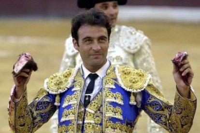 Enrique Ponce da la vuelta al ruedo, en la plaza de toros de Murcia.-J.F.MORENO (EFE)