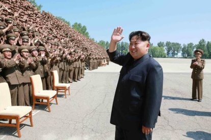 El líder de Corea del Norte, Kim Jong Un, este jueves durante una sesión de fotos.-Foto: AFP
