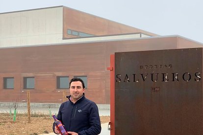 Raúl Salvueros, uno de los dos hermanos que dirigen esta bodega mucenteña.  - H.M.P