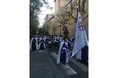 Una moto de la Policía 'bloquea' la procesión del Viernes Santo. -E.M.