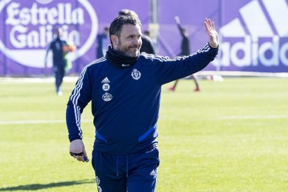 Sergio saluda a la afición durante el entrenamiento de ayer. / PABLO REQUEJO