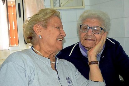 La ‘abuela’ de Cigales, Teodula Pilar, con su hija Cecilia ayer, en la celebración de su 109 cumpleaños.-EL MUNDO