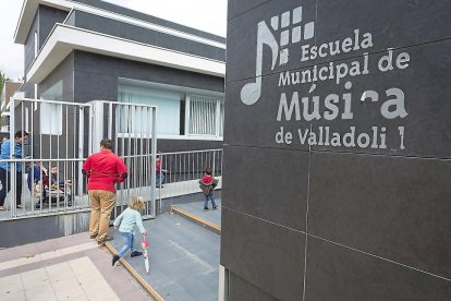 Entrada a la Escuela de Música.-MIGUEL ÁNGEL SANTOS