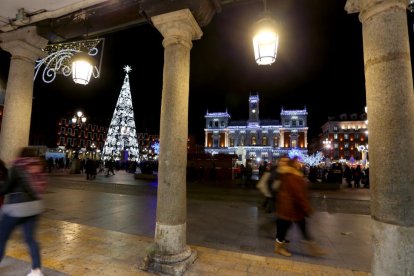 Imagen de la Plaza Mayor iluminada en fiestas.-ICAL