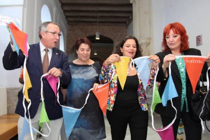 El delegado territorial de la Junta de Castilla y León en Segovia, Javier López-Escoba; la alcaldesa de Segovia, Clara Luquero; Cristina Fuentes y la directora del Hay Festival Segovia, María Sheila Cremaschi-Ical