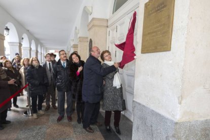 El alcalde de Valladolid, Francisco Javier León de la Riva, descubre la placa conmemorativa de Marienma junto a la sobrina de la bailarina, Teresa Recuerdo, y la concejala de Cultura, Mercedes Cantalapiedra-Ical