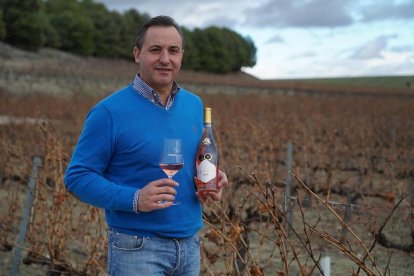 José Antonio Vaquero, con una botella de Quelías en los viñedos de Bodegas Sinforiano. El la imagen inferior fotograma del vídeo que data de finales de los 80 y que muestra a Sinforiano, el fundador de la bodega.-