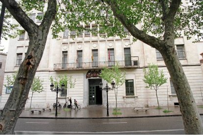 Fachada de la Facultad de Medicina en Valladolid-J.M.Lostau