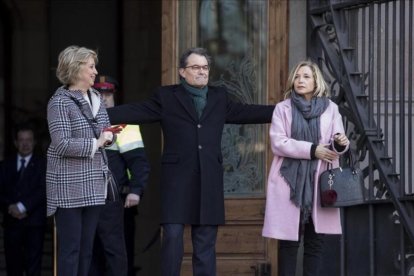 Irene Rigau, Artur Mas y Joana Ortega a las puertas del TSJC el primer día del juicio por el 9-N.-FERRAN NADEU