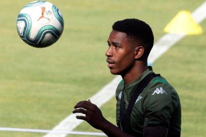 Junior Firpo, en un entrenamiento del Betis en Jerez de la Frontera.-EFE / RAÚL CARO