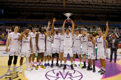 UEMC Real Valladolid levanta el trofeo de Campeón de la Copa de Castilla y León. / Balcaza.