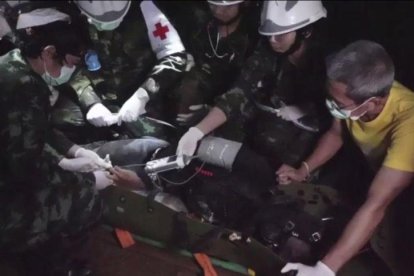 El equipo de rescate traslada a uno de los niños atrapados en la cueva de Tailandia, el pasado 11 de julio.-THAI NAVY SEAL (AP)