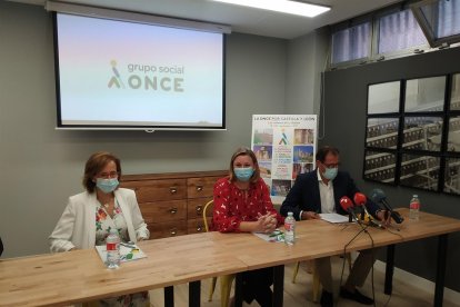 El delegado territorial de la ONCE, Ismael Pérez Blanco, junto a la consejera Blanco - EUROPA PRESS.