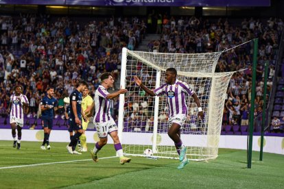 Raúl Moro celebra con Cédric el gol ante el Sporting. / I. SOLA / RV