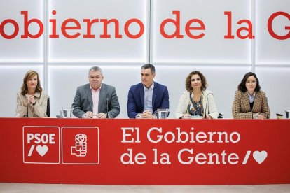 La ministra de Educación, Pilar Alegría; el secretario de Organización, Santos Cerdán; el secretario general del PSOE y presidente del Gobierno, Pedro Sánchez; la vicesecretaria general del PSOE, María Jesús Montero. - Alejandro Martínez Vélez. EP