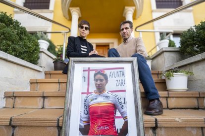 Yolanda y Juan Carlos junto a una imagen de su hija Estela esta semana en Valladolid. -PHOTOGENIC