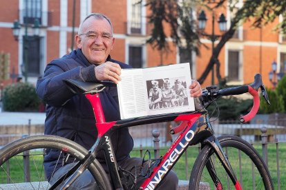 El ciclista Tomás Nistal (en la foto de arriba, a la izquierda, levantando en hombros a Huélamo tras su medalla enMúnich) enseña una foto con sus compañeros olímpicos. PABLO REQUEJO