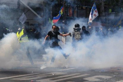 Un momento de los enfrentamientos entre la Policia manifestantes el Primero de Mayo en París.-AFP