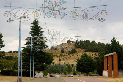 El reciento ferial, con las luces a la espera de los feriantes. J. M. LOSTAU