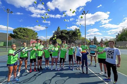 Los componentes de la Escuela de tenis Ayuela-Hernando posan en las instalaciones del Club Social Torrelago Wellness.-MIGUEL ÁNGEL SANTOS