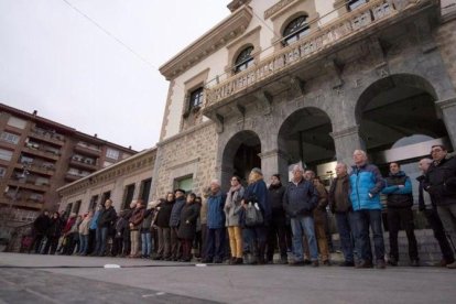 Concentración en Amurrio de rechazo por los disparos contra un caserío.-EFE / ADRIÁN RUIZ DE HIERRO