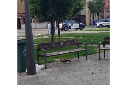 Suciedad acumulada en la zona del centro de Valladolid a causa del ocio nocturno. -E. M.