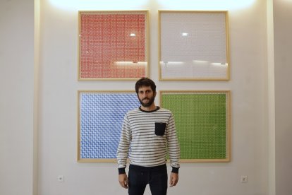 Salim Malla junto a las obras de 'Mercametros cuadrados'. | PHOTOGENIC