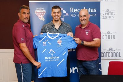 Pisonero, Toledo y Ollero en la presentación del jugador. / J. M. LOSTAU