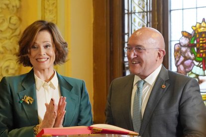 Sigourney Weaver y Jesús Julio Carnero.-ICAL