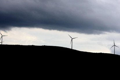 Aerogeneradores en la 'Peña del Gato'.-ICAL