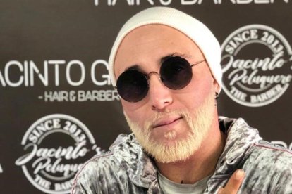 Kiko Rivera posa en su cuenta de Instagram con bigote y la barba teñidos de rubio platino-