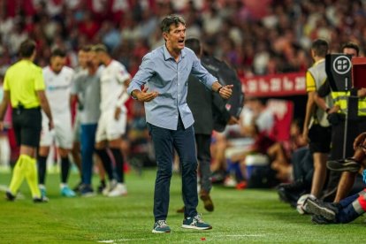 Pacheta hace indicaciones desde la banda durante el último partido en Sevilla. IÑAKISOLA / RVCF