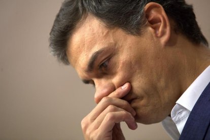 Pedro Sánchez, este sábado, durante la comparecencia en la que anunció su renuncia al escaño en el Congreso.-DAVID CASTRO