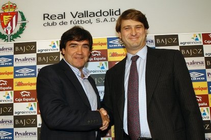 Marcos Alonso y el presidente del Real Valladolid Carlos Suárez en la presentación del entrenador en 2005. /EL MUNDO