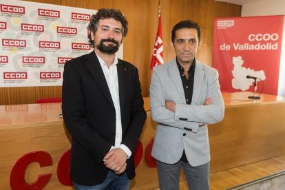El candidato a la Presidencia de la Junta de Castilla y León en Marcha, José Sarrión (I), presenta su programa electoral a CCOO.-ICAL