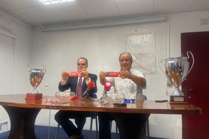 Cayetano Cifuentes y Tinin Alonso ayer en el sorteo de Copa. / EL MUNDO