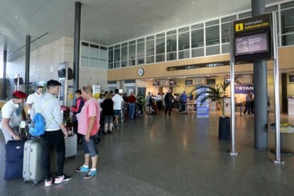 Pasajeros esperando para facturar en el aeropuerto de Villanubla-ICAL