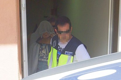 Un policía conducía en 2017 a Pedro Luis Gallego, conocido como el ‘violador del ascensor’ que se tapa el rosto.-ICAL